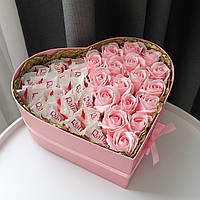 Подарок с розовыми розами и раффаелло для девушки (размер М)