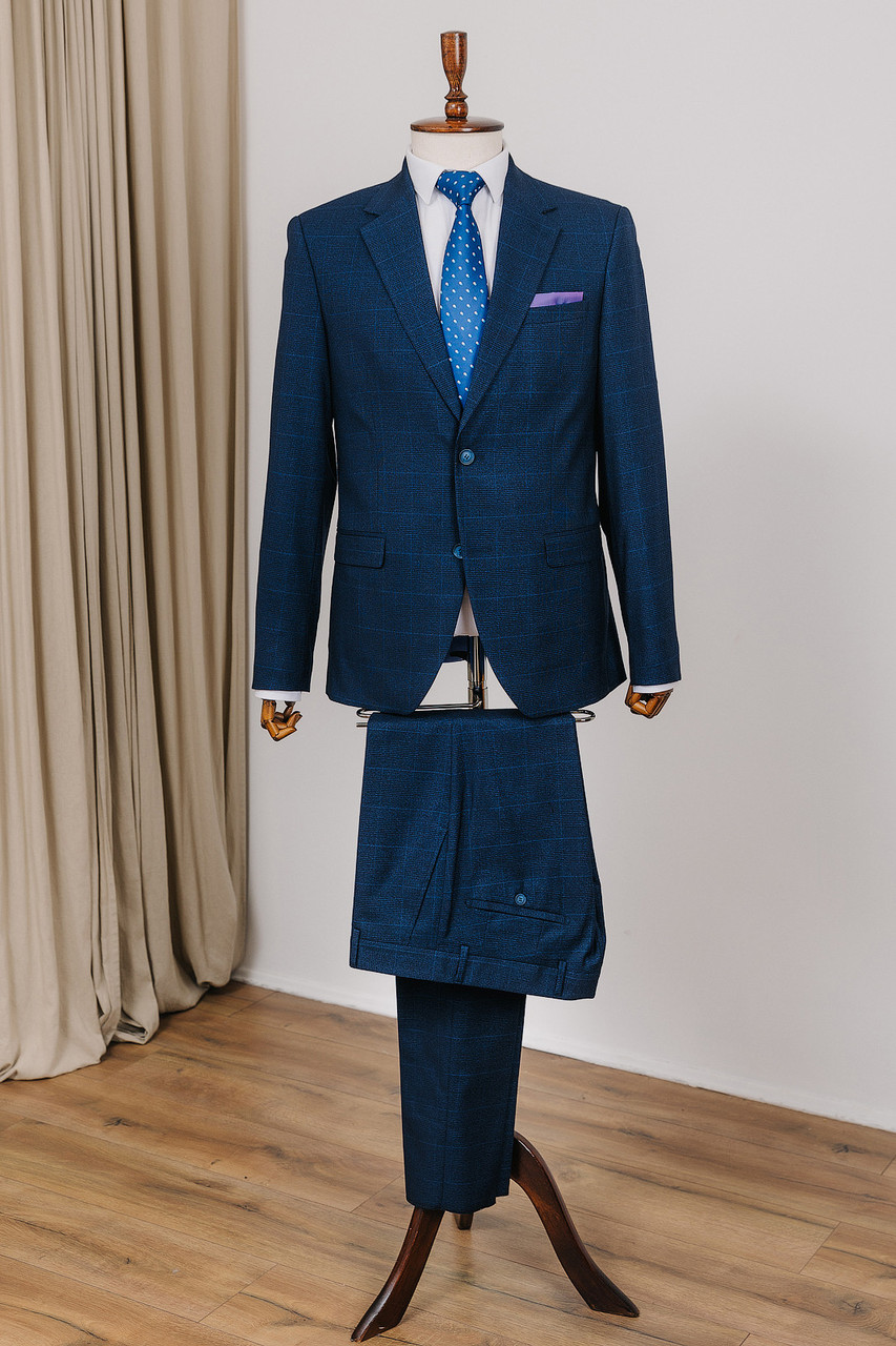 Чоловічий класичний костюм у клітку: темно-синій піджак та штани, що створюють елегантний образ