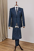 Темно-синій чоловічий костюм у клітку: піджак та штани, що створюють вишуканий та привабливий образ