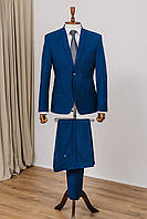 Класичний чоловічий костюм у дрібну клітку: темно-синій піджак та штани для елегантності та стилю