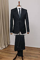 Чоловічий костюм у чорному виконанні: класичний піджак та штани