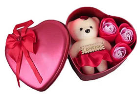 Коробка у формі серця РОЖЕВА з мильною квіткою з 3 трояндами 1 ведмедик, Мильні квіти