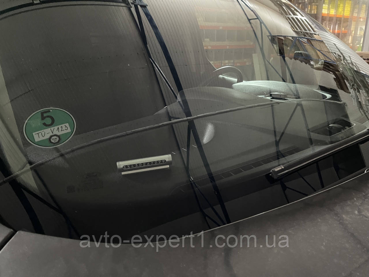 Сіра автомобільна візитка