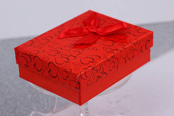Подарункова коробочка червона із сердечками для набору прямокутна р 9 см на 7 см висота 3 см