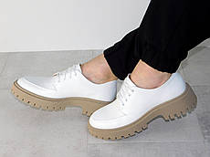 Стильні білі шкіряні туфлі на бежевій підошві жіночі 39р
