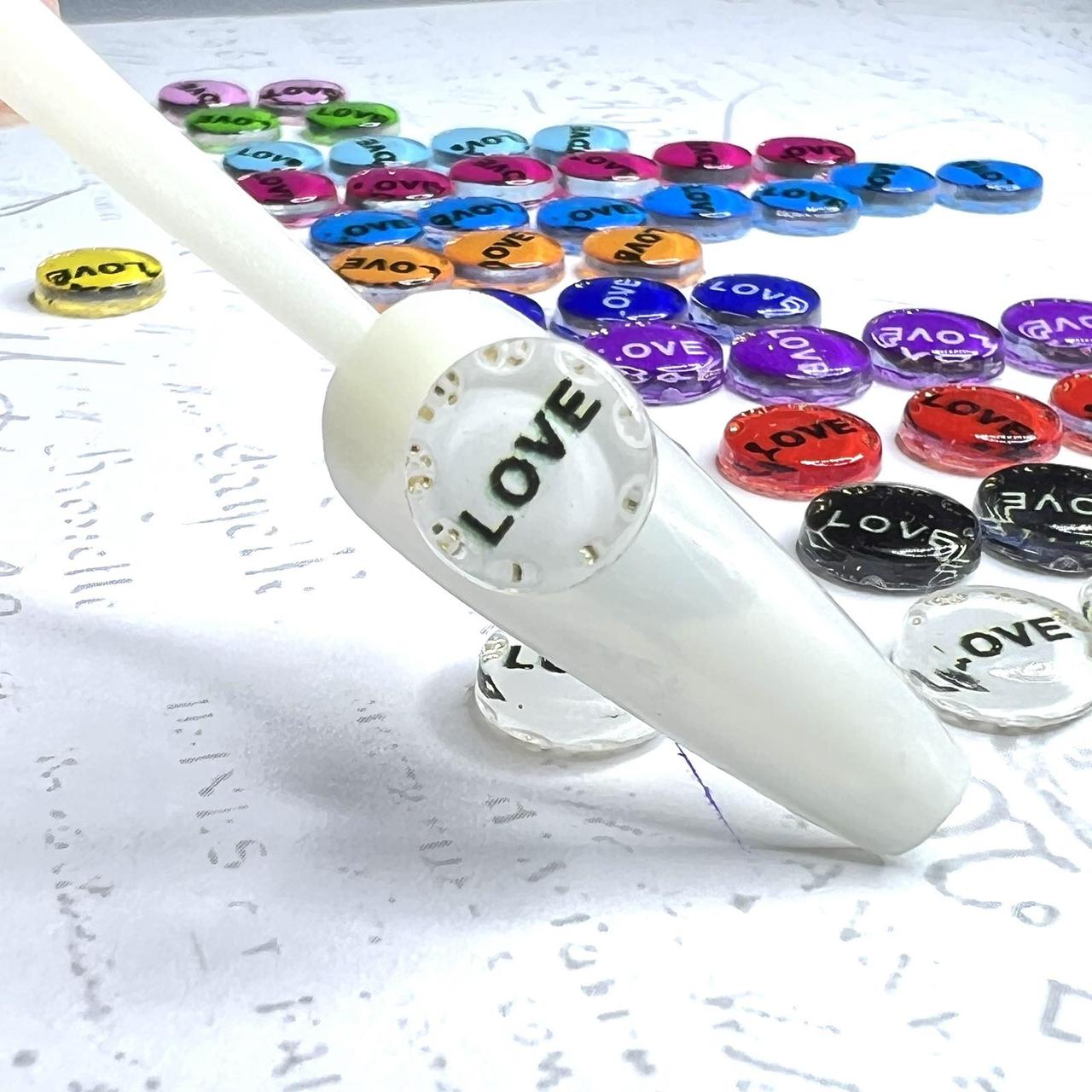 Об'ємна кругла прикраса (1шт) для декору нігтів "Love" біла