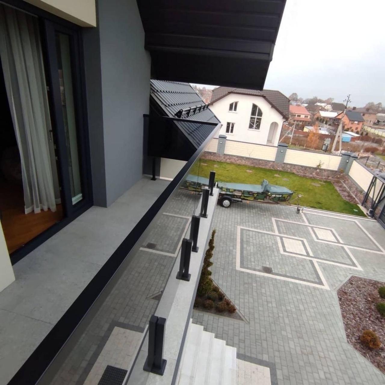 Стеклянное ограждение балкона с черной фурнитурой - фото 4 - id-p343737920