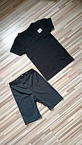 Чорна футболка та чорні шорти для фізкультури