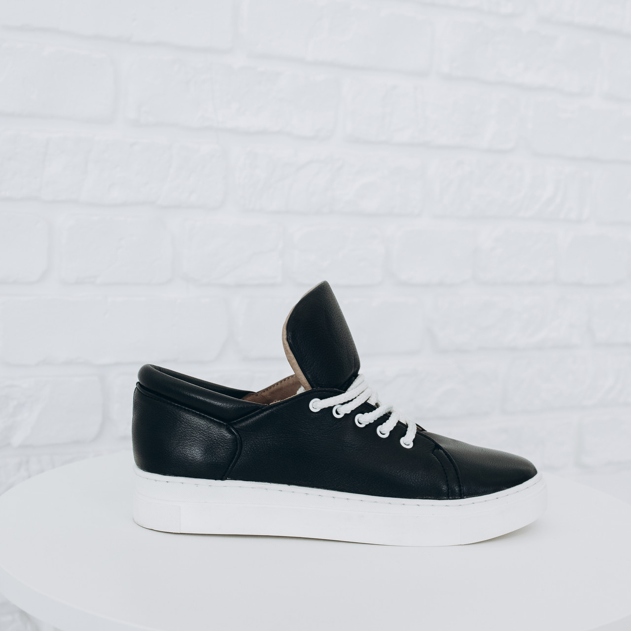 Жіночі кеди з натуральної шкіри Woman's heel чорні із шнурівкою і підошвою білого кольору, фото 1