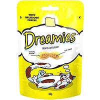 Ласощі Dreamies з сиром для дорослих котів та кошенят старше 8 тижнів 60г. (4008429037986)