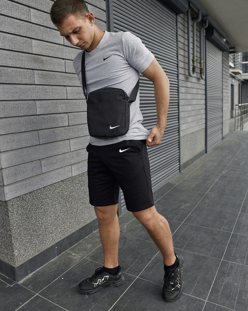 Чоловічий літній костюм Nike Футболка + Шорти + Барсетка в подарунок сірий комплект Найк