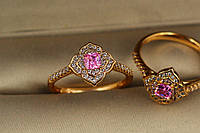 Кольцо Xuping Jewelry восточный ромб с розовым камнем р 16 золотистое