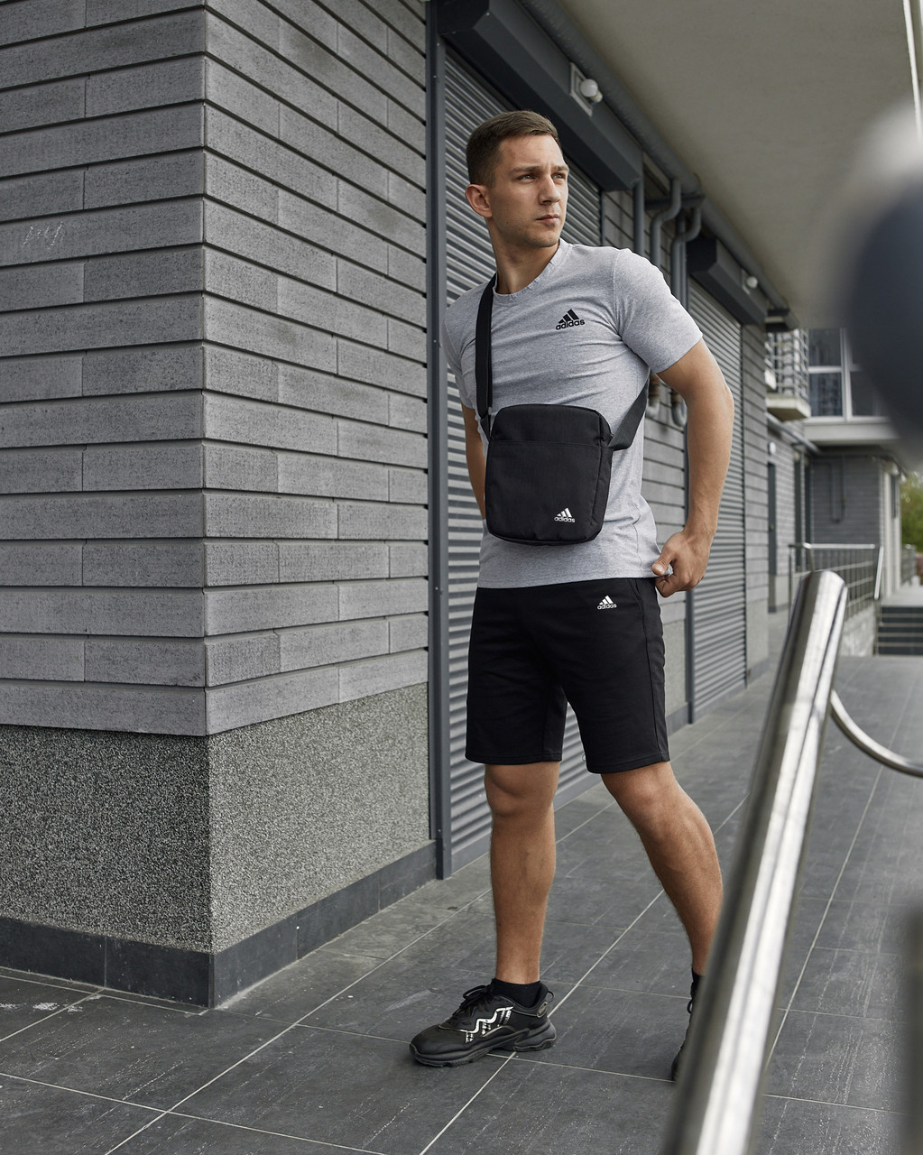 Чоловічий літній костюм Adidas Футболка + Шорти + Барсетка в подарунок сірий із чорним комплект Адідас