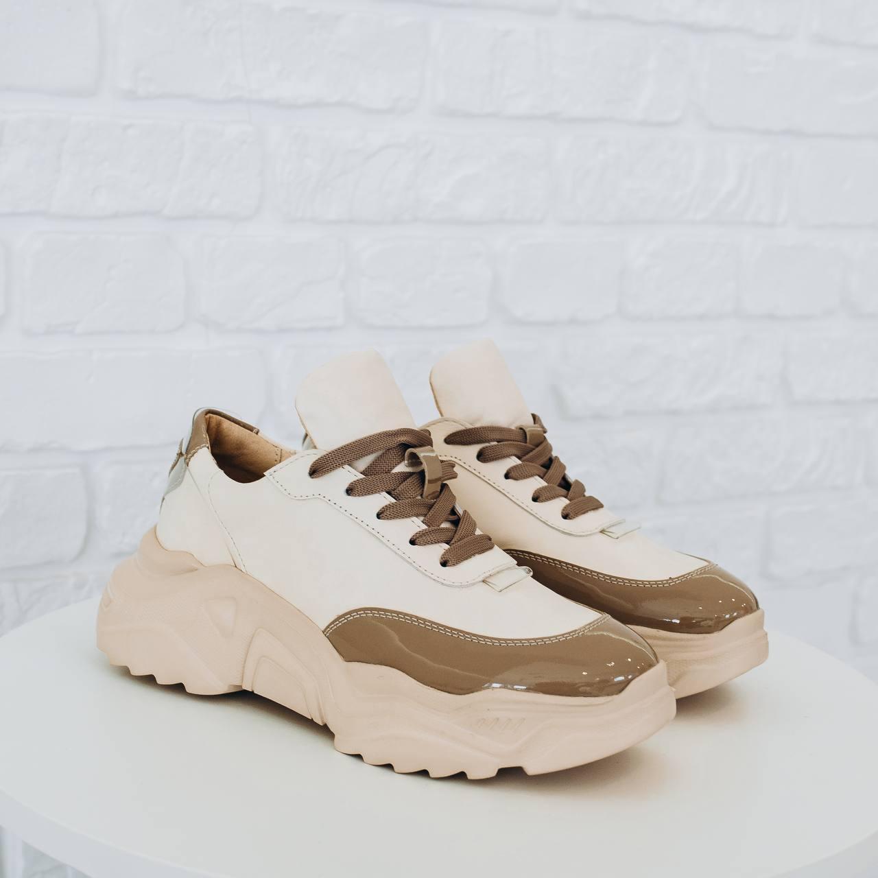 Кросівки жіночі шкіряні маломірні Woman's heel бежеві з лаковими вставками, фото 1