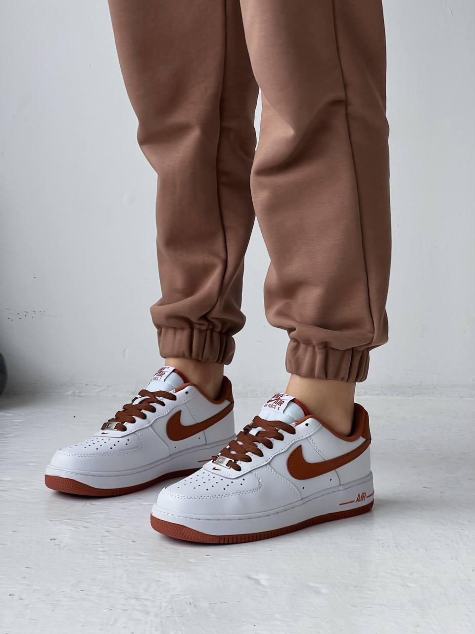 Класне жіноче взуття Найк Аір Форс. Жіночі кросси Nike Air Force 1 Low Pecan.