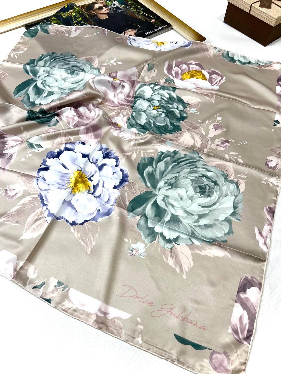 Шовкова брендова хустка Dolce Gabbana 90*90 см капучино ручна обробка краю