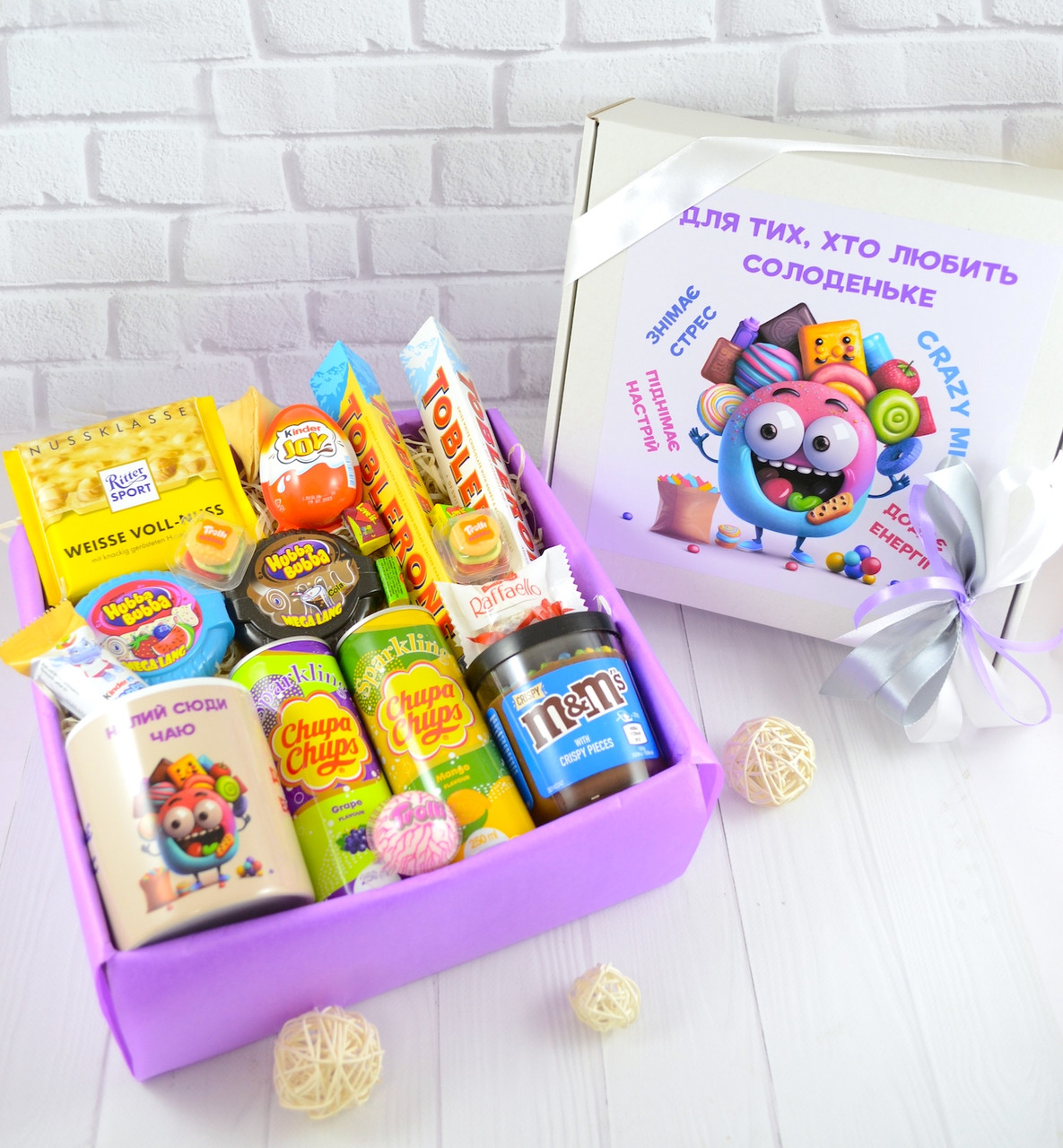 Подарунковий бокс із солодощами "Cazy Mix Box". Солодкий подарунок на День Народження для хлопця чи дівчини.