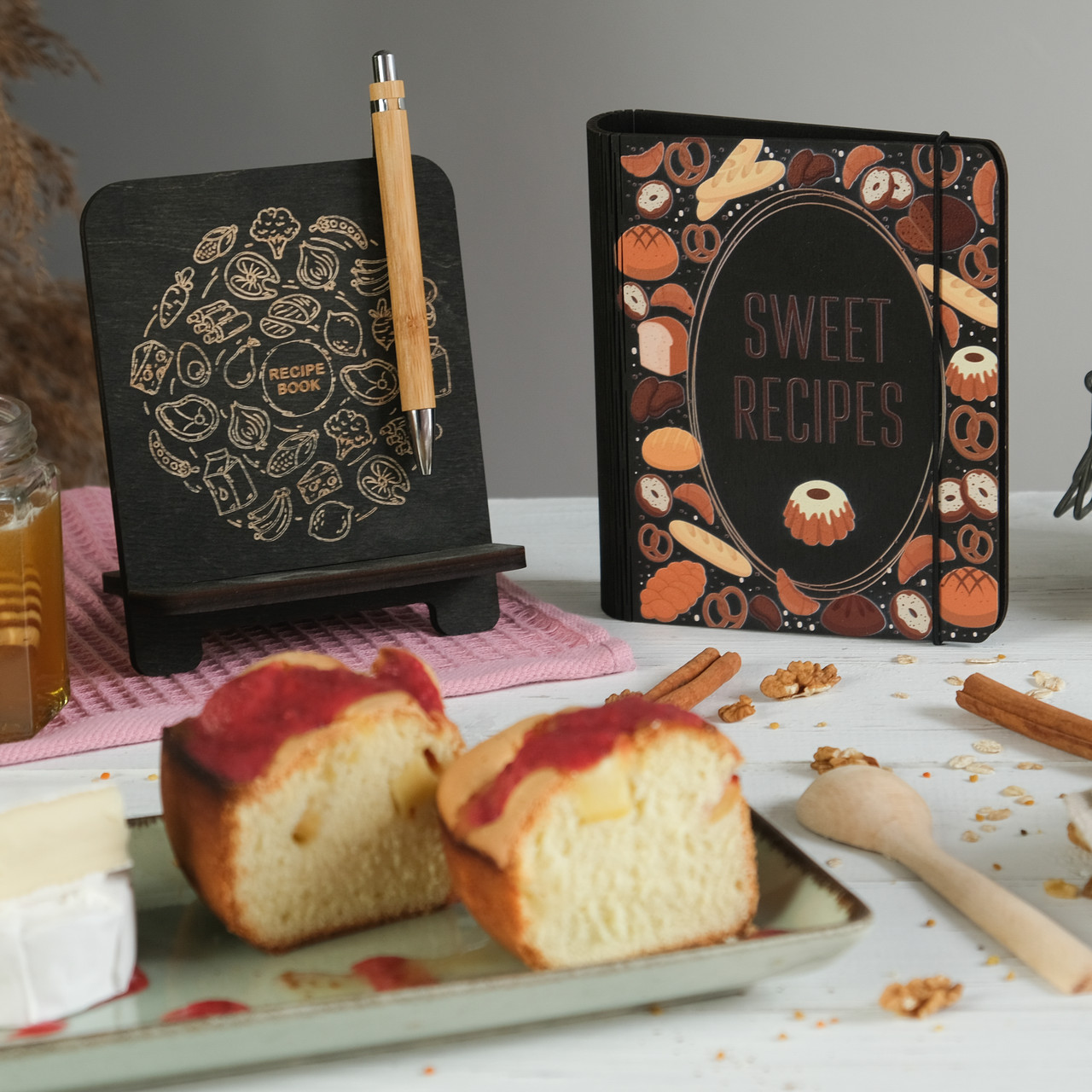 Книга для запису кулінарних рецептів "SWEET RESIPES" дерев'яна підставка та ручка у подарунок