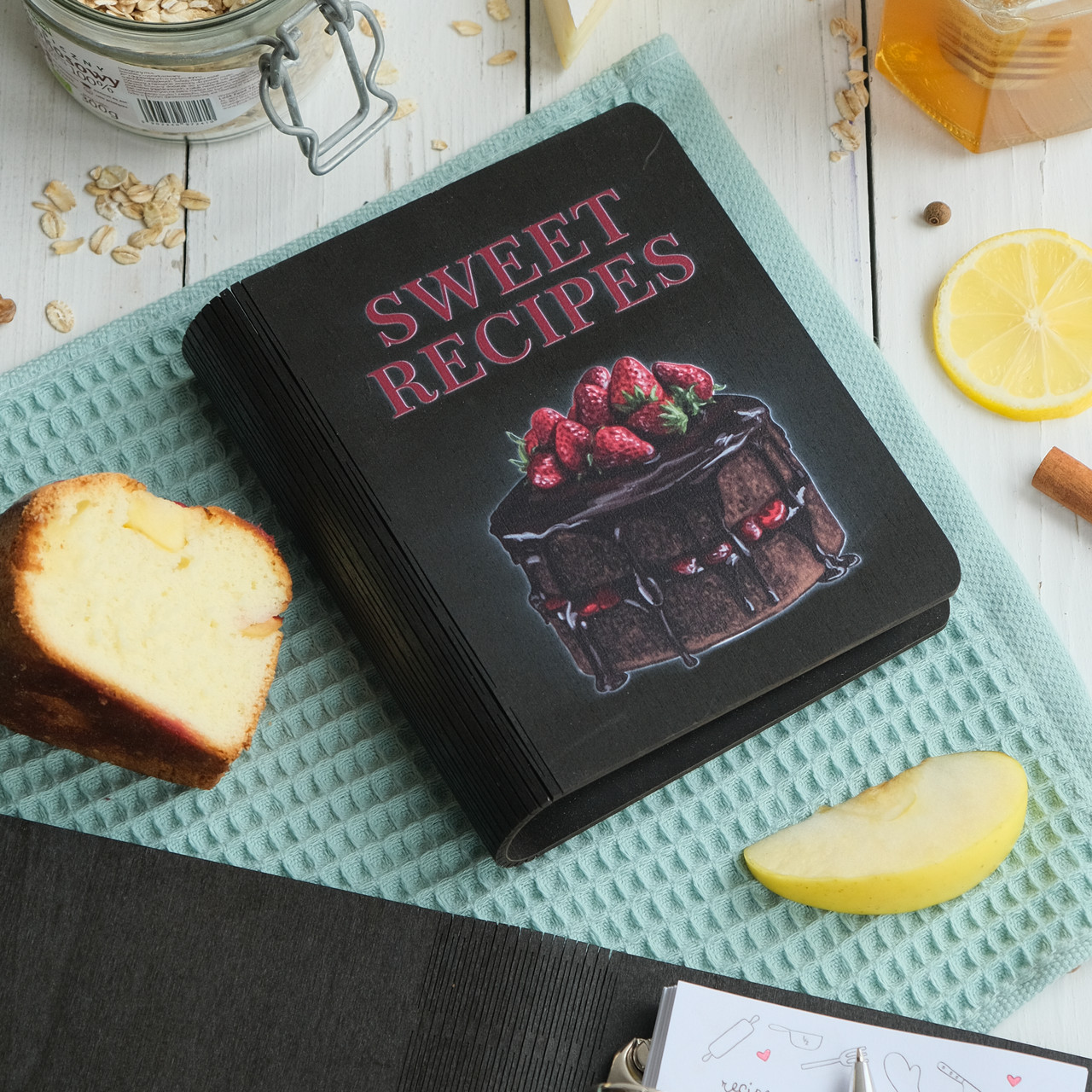 Книга для запису кулінарних рецептів "SWEET RESIPES" дерев'яна підставка та ручка у подарунок