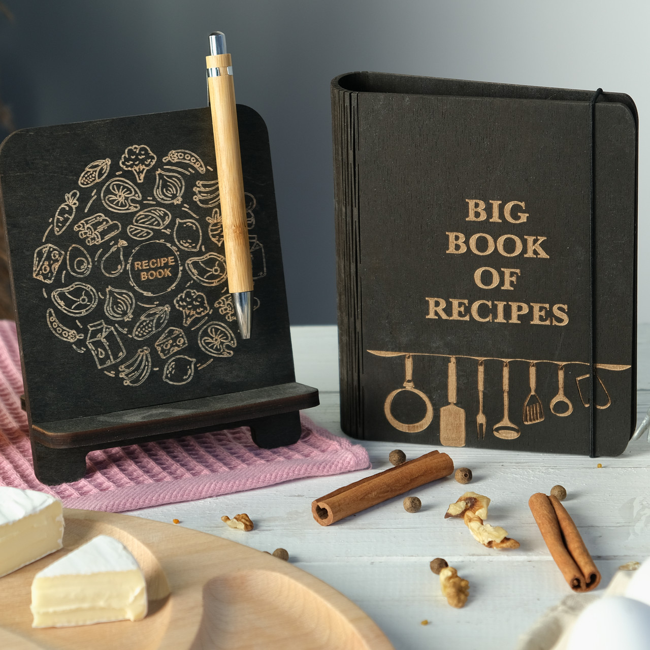 Книга для запису кулінарних рецептів "BIG BOOK OF RESIPES" дерев'яна підставка та ручка у подарунок, фото 1