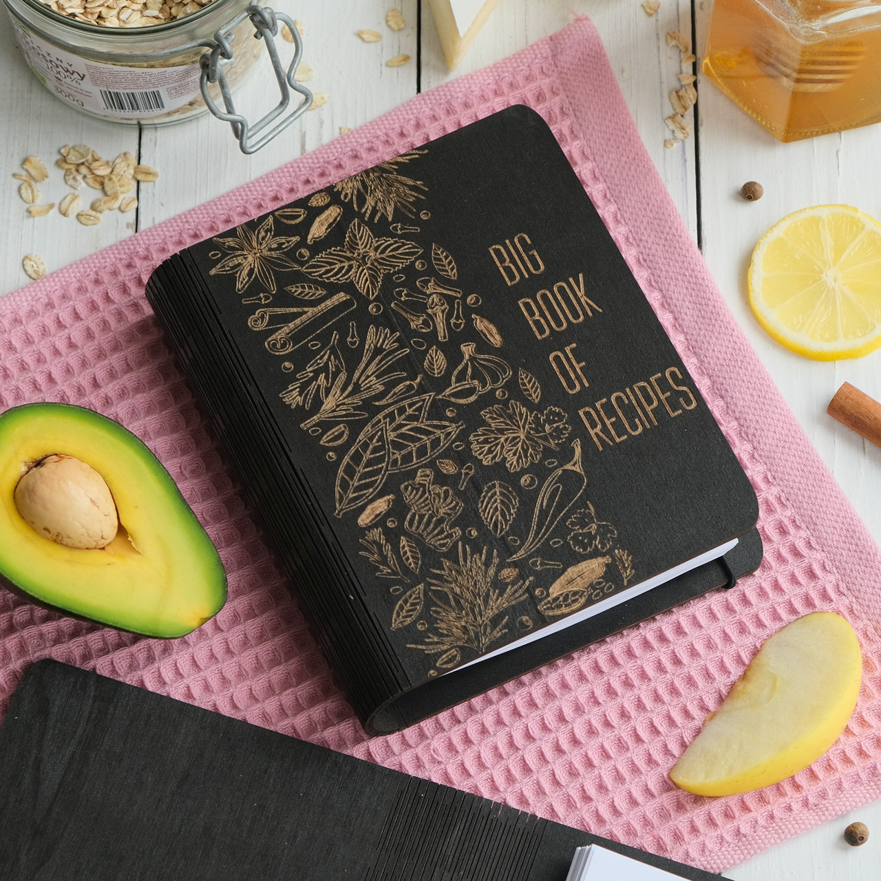 Книга для запису кулінарних рецептів "RESIPE BOOK" дерев'яна підставка та ручка у подарунок - фото 1 - id-p1807081279