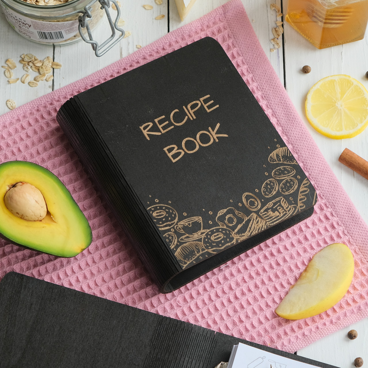 Книга для запису кулінарних рецептів "RESIPE BOOK" дерев'яна підставка та ручка у подарунок