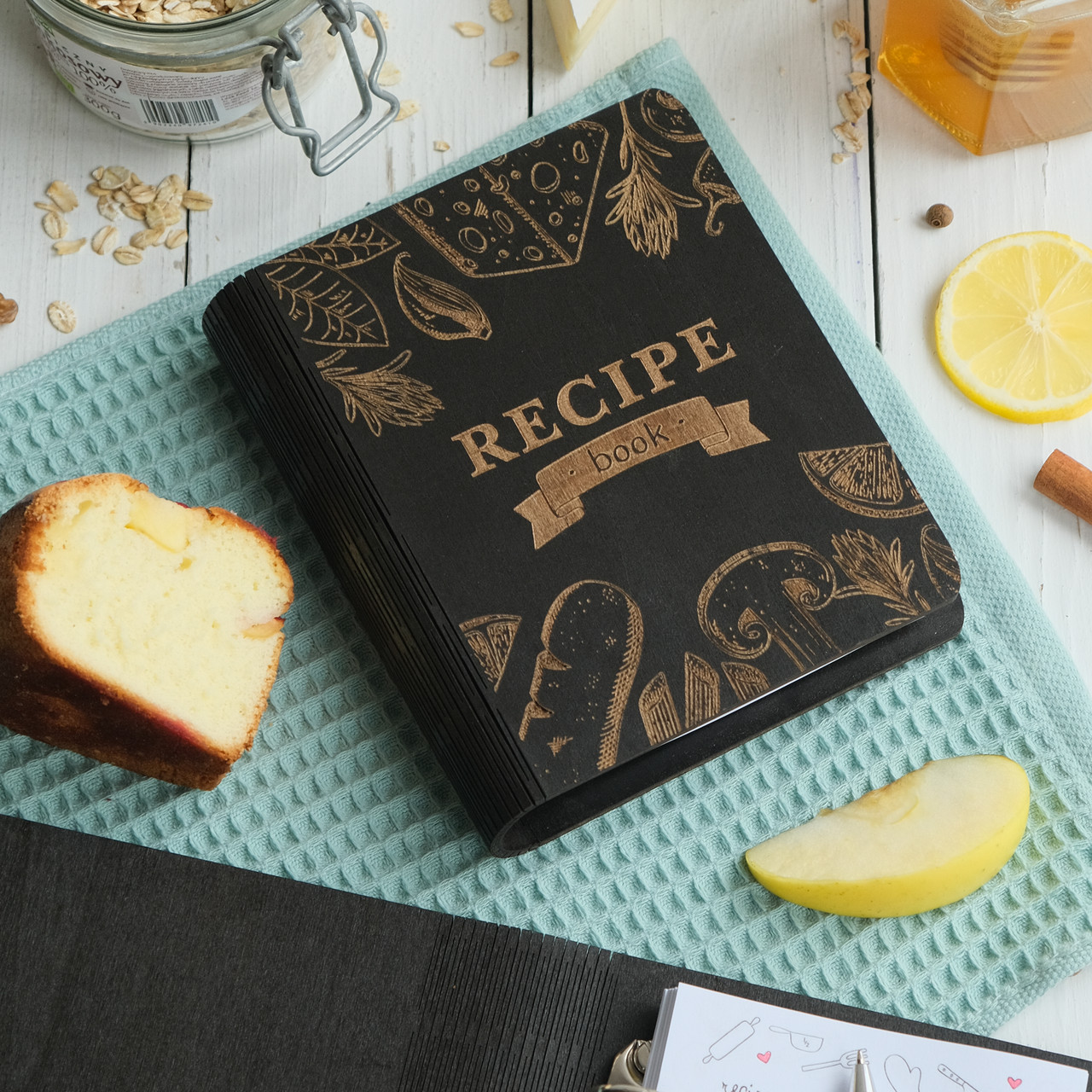 Книга для записів кулінарних рецептів "RESIPE BOOK" дерев'яна підставка та ручка в подарунок