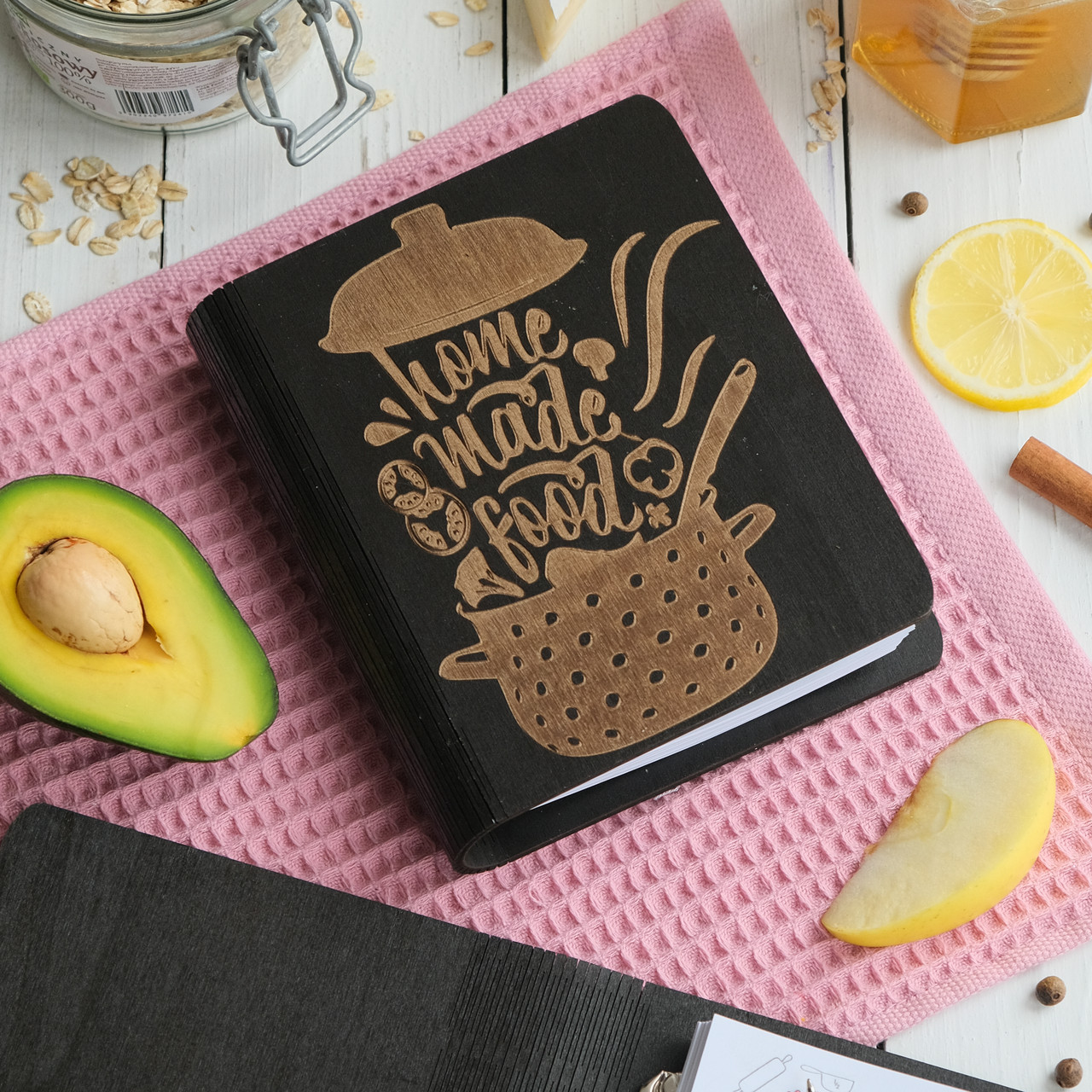 Книга для записів кулінарних рецептів "HOME MADE FOOD" дерев'яна підставка та ручка в подарунок