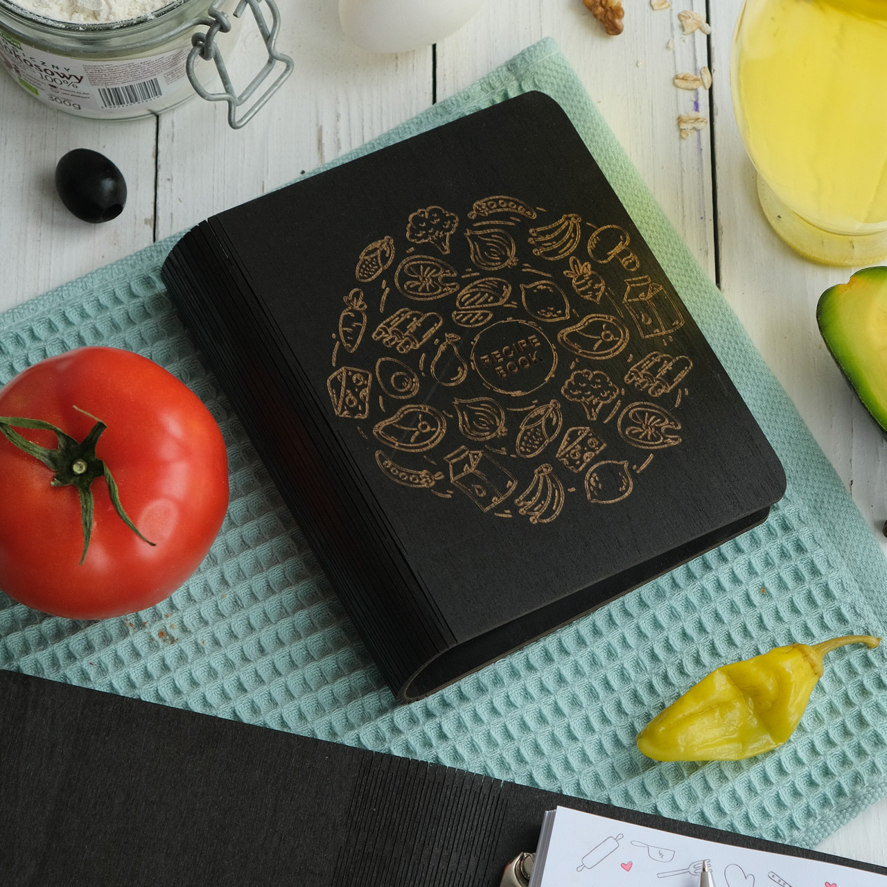 Книга для записів кулінарних рецептів "RESIPE BOOK" дерев'яна підставка та ручка в подарунок - фото 1 - id-p1807116644