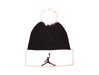 Чорна шапка з баскетболістом із білим помпоном