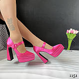 Жіночі туфлі босоніжки атласні на високих підборах і платформі з квадратним носком рожеві малинові, фото 6