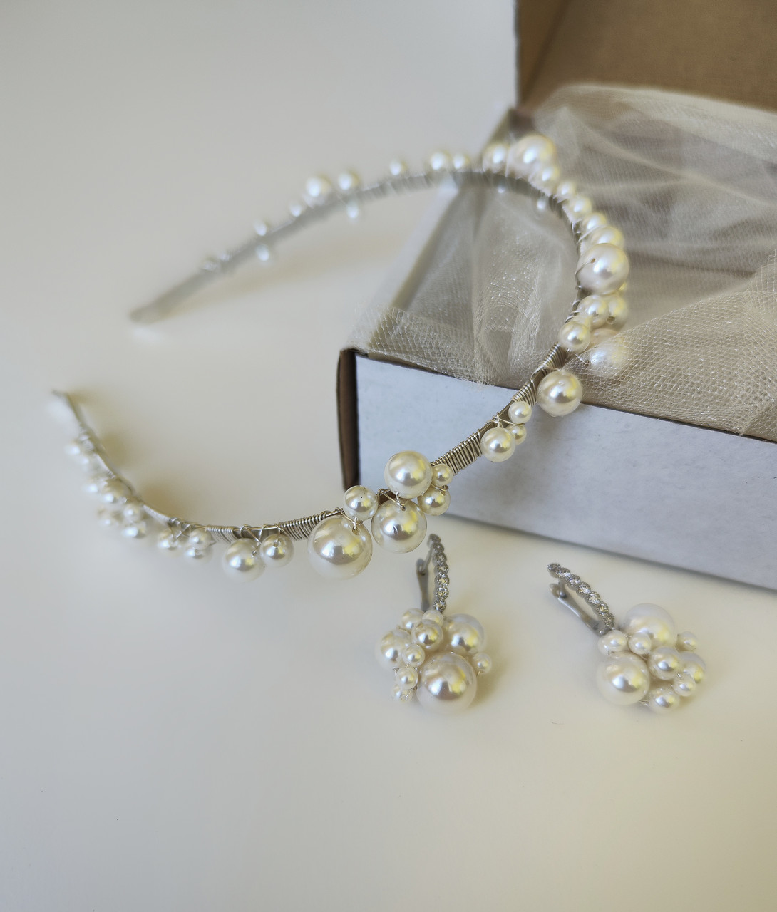 Набір весільних прикрас обруч і сережки Ksenija Vitali, білого перламутрового кольору