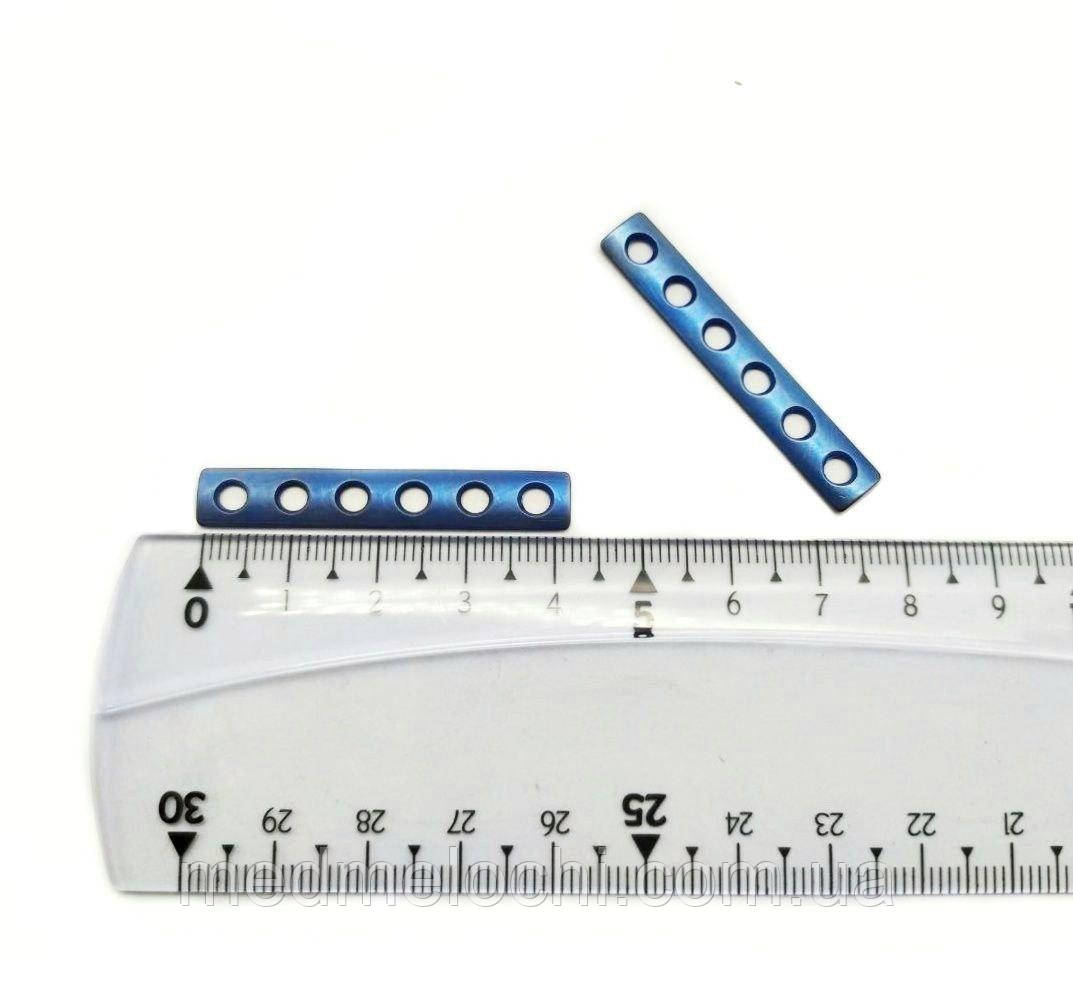 Пластина п'ясткова (титан) товщина 1 мм, D = 2,7 мм, 8 отв,