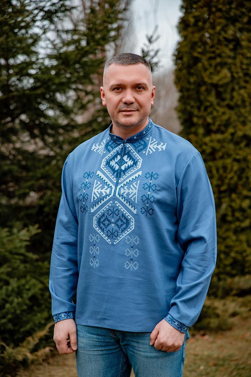 Синя чоловіча вишиванка з біло-блакитною геометрією та ґудзиками на планці розміри S–5XL