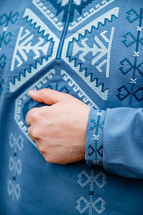 Синя чоловіча вишиванка з біло-блакитною геометрією та ґудзиками на планці розміри S–5XL, фото 2