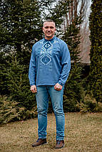 Синя чоловіча вишиванка з біло-блакитною геометрією та ґудзиками на планці розміри S–5XL, фото 4