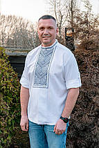 Чоловіча вишиванка білого кольору з чорним орнаментом геометрії для стильного образу, фото 3