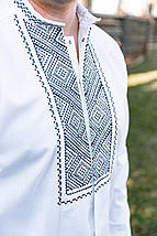 Чоловіча вишиванка білого кольору з чорним орнаментом геометрії для стильного образу, фото 5