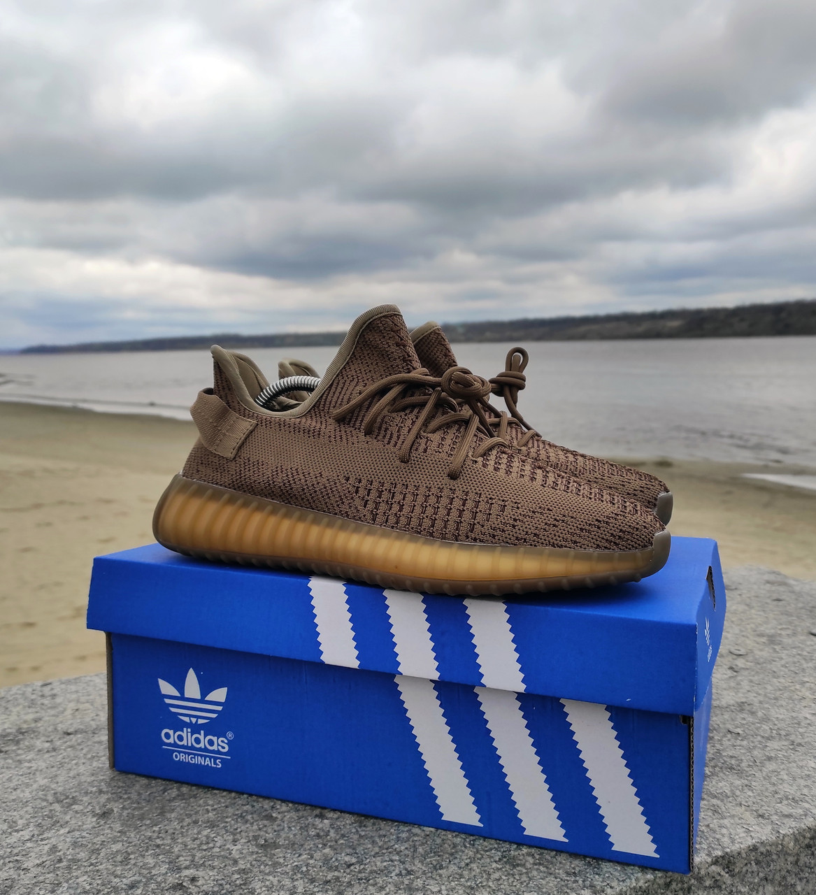 РОЗПРОДАЖ 44 рр! Кросівки Adidas Yeezy Boost+комплект рефлективних шнурків хакі-коричневі