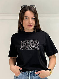 Чорна жіноча футболка з аплікацією