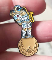 Брошка брошка значок подвійний пін емаль і метал космонавт астронавт земля саксофон
