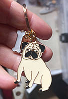 Брелок на ключи металл собака пес порода бежевый мопс золотистый косточка