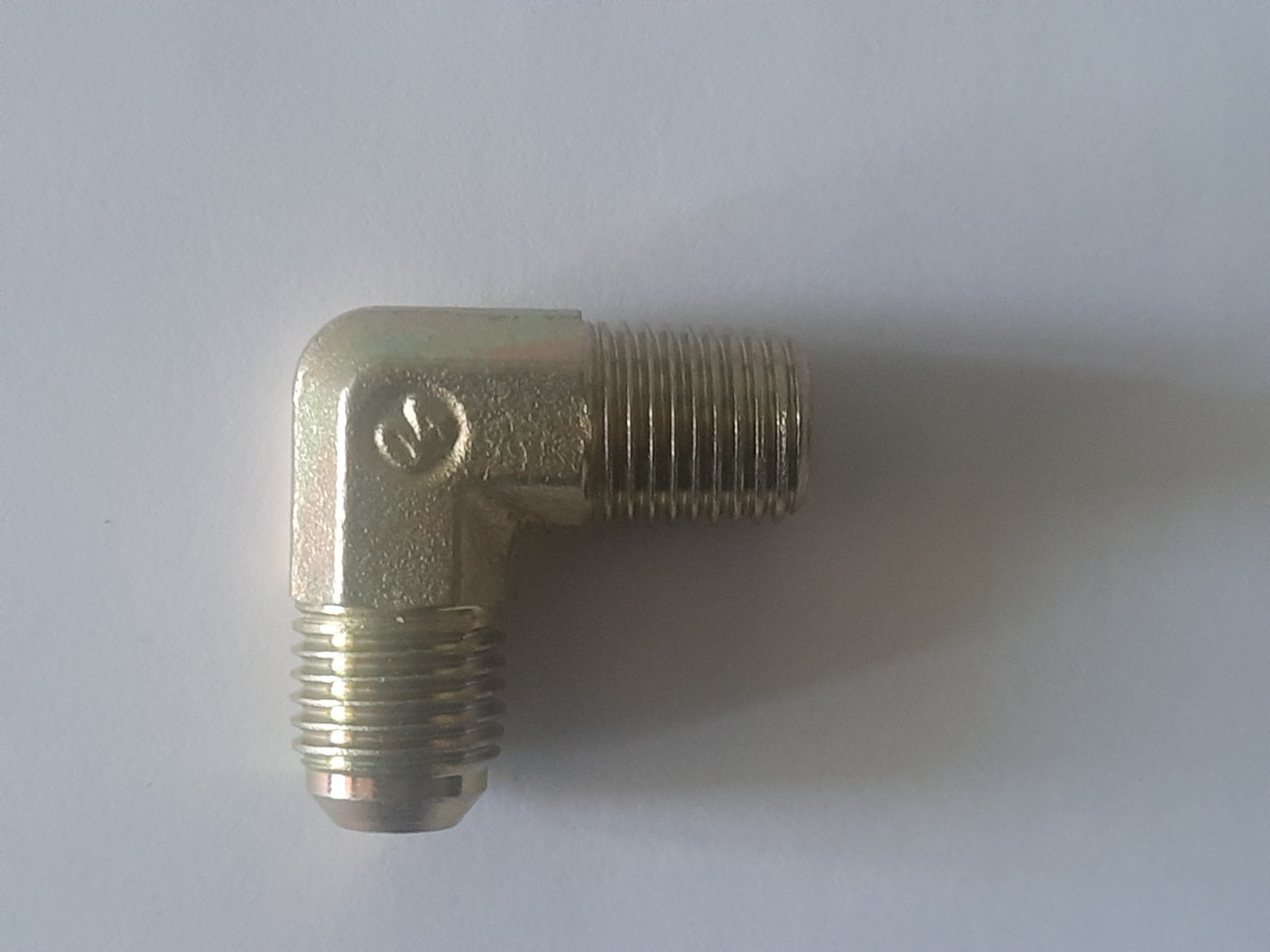 Кутовий з'єднувач компресора 14*14мм