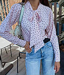 Жіноча приталена блуза у дрібний принт із бантиком на шиї із софту (р. 42-46) 8131014, фото 7