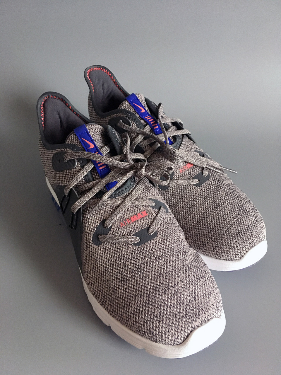 Nike air max sequent 3 hotsell vs 4