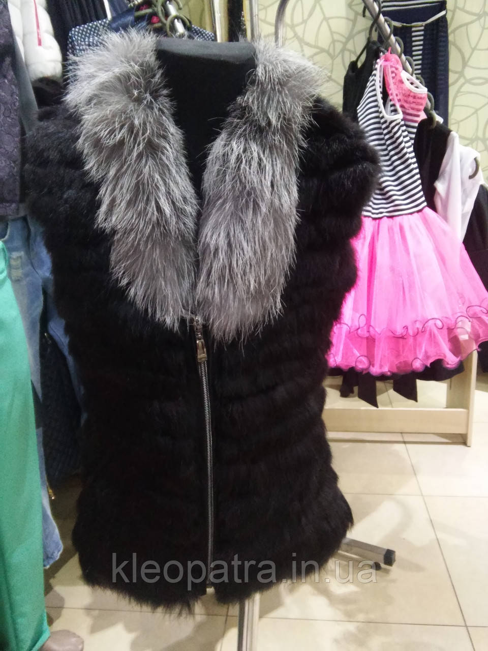 Жилетка дитяча їх хутра кролика з коміром із чорнобурки