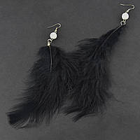 Сережки пір'я жіноче довге чорного кольору застібка петля сріблястого кольору з білою намистиною довжина 20 см
