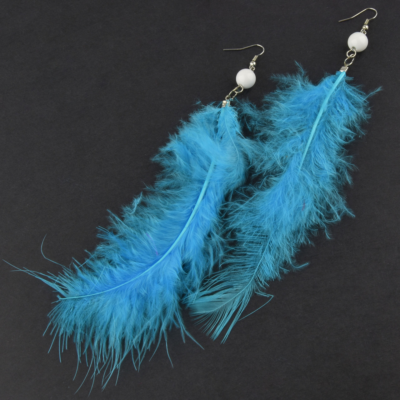 Сережки пір'я жіноче довгі блакитного кольору застібка петля сріблястого кольору з білою намистиною довжина 20 см - фото 1 - id-p1809678822