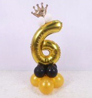 Цифра стойка на воздушных шарах, фольгированная цифра 6 золото на подставке из шаров