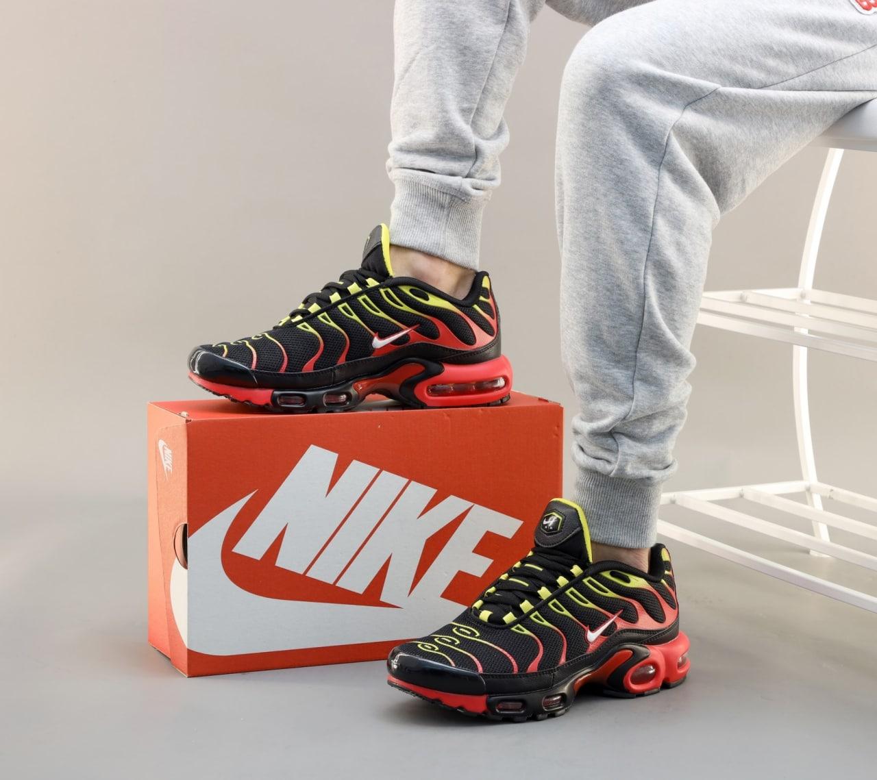 Кросівки чоловічі Nike Air Max Plus Gradient Black Red Yellow CZ9270-001, фото 1